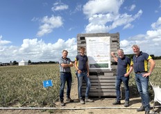 Uienteler Jan Wijnen met Fokkel Prins, Joost van den Boogert en Johan Brooijmans van Agrifirm. Zij gaven  uitleg op het proefveld over meeldauw beheersing in de uien