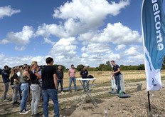 Op de proefvelden stonden een aantal bedrijven die uitleg gaven over de onderzoeken die gedaan zijn op veld. Zo ook ICL: zij bieden duurzame en innovatieve plantenvoeding voor o.a. uien