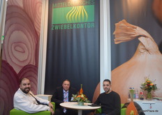 Hendrik Hachmann (m) van Mitteldeutsches Zwiebelkontor met 2 leveranciers.