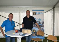 Arjan van Drunen en Jan Koomans van Barth Drainage hebben proeven lopen voor peilgestuurde drainage in Zeeland