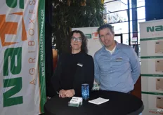 Elvira Wieland van Naus Boxes met collega Patrick Goosens.